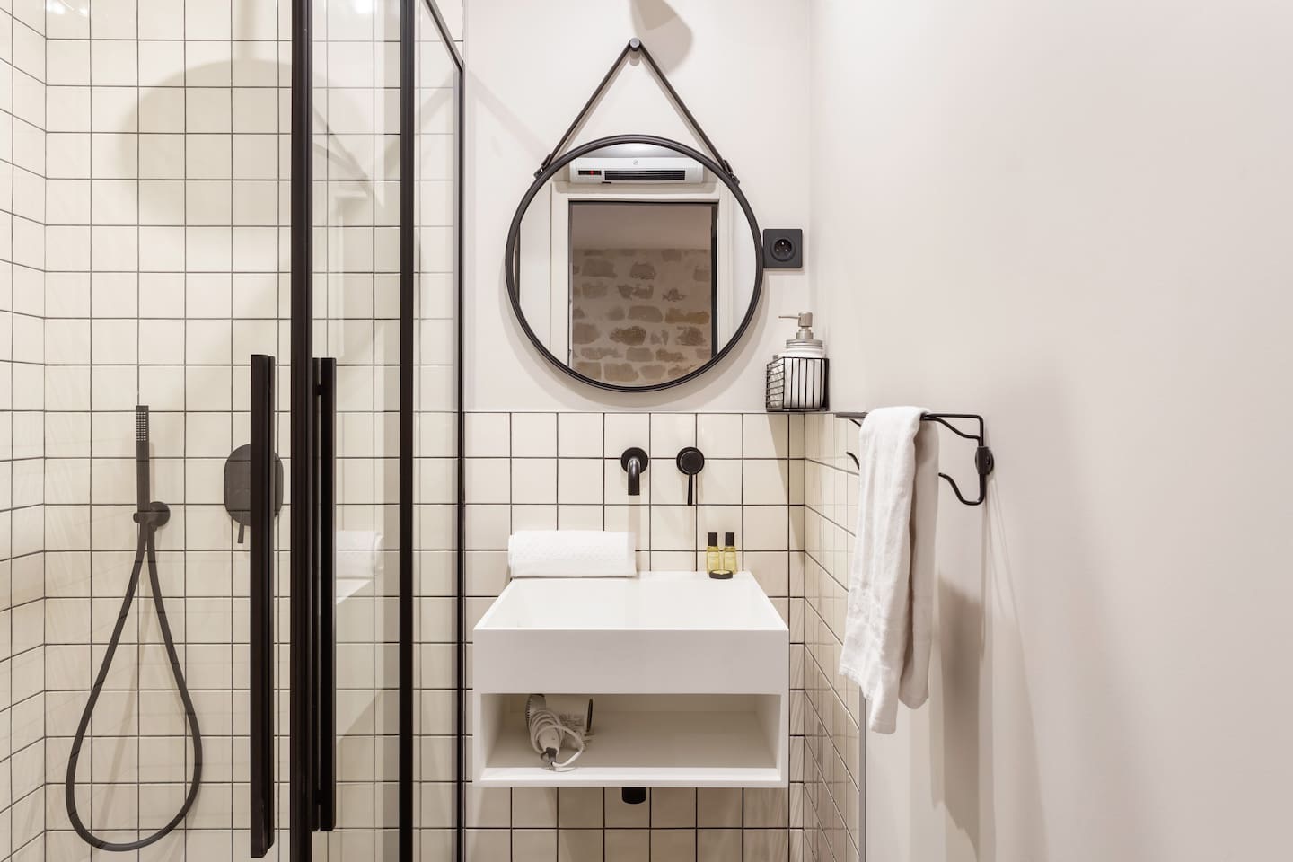 Modern bathroom with walk-in shower and minimalist design in a Paris apartment